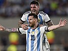 Lionel Messi oslavuje svj jubilejní gól s Rodrygem de Paulem.