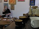 Veronika Bártová se vnuje nejen tvorb z keramiky, ale také malb nebo kresb....