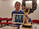 Jarom��ick� kastel�n Radim Petr s cenou Emmy, kterou mu odk�zal ned�vno zesnul�...