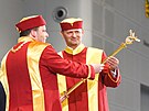 Bývalý rektor Vladimír Sedlaík a nový rektor Milan Adámek (vpravo) bhem...