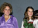Brooke Shieldsová (vpravo) a její matka Teri Schmonová, americká producentka a...