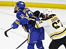 Jakub Zboil (67) z Boston Bruins atakuje Jordana Greenwaye (12) z Buffalo...