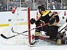 David Krejí (46) z Boston Bruins pekonává v zápase s Ottawa Senators brankáe...