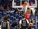 Jaxson Hayes (10) z New Orleans Pelicans se pokouí zasmeovat proti San...