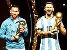 Lionel Messi pózuje vedle své sochy pro muzeum asociace CONMEBOL