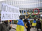 Ukrajinské protesty proti startu ruských a bloruských sportovc ped sídlem...