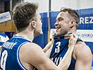 Kolíntí basketbalisté Filip Novotný a Ondej ika se radují.
