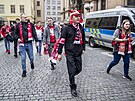 Pol�t� fanou�ci na cest� na fotbalov� stadion v pra�sk�m Edenu. (24. b�ezna...