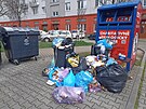 Nepo��dek u popelnic v Plzni (28. 3. 2023)