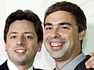 Zakladatelé Googlu Sergey Brin (vlevo) a Larry Page ped tiskovou konferencí ve...