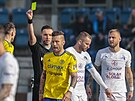 Zlínský fotbalista Martin Fillo dostává lutou kartu v zápase se Slováckem....