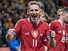 Český útočník Jan Kuchta oslavuje třetí gól domácích v kvalifikačním střetnutí...