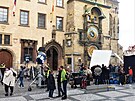 <p>Prostor před budovou Staroměstské radnice a orlojem dnes obsadili filmaři.</p>