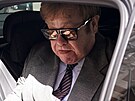 Elton John pi píchodu k soudu (Londýn, 27. bezna 2023)