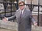 Elton John pi odchodu ze soudu s bulvárem (Londýn, 27. bezna 2023)