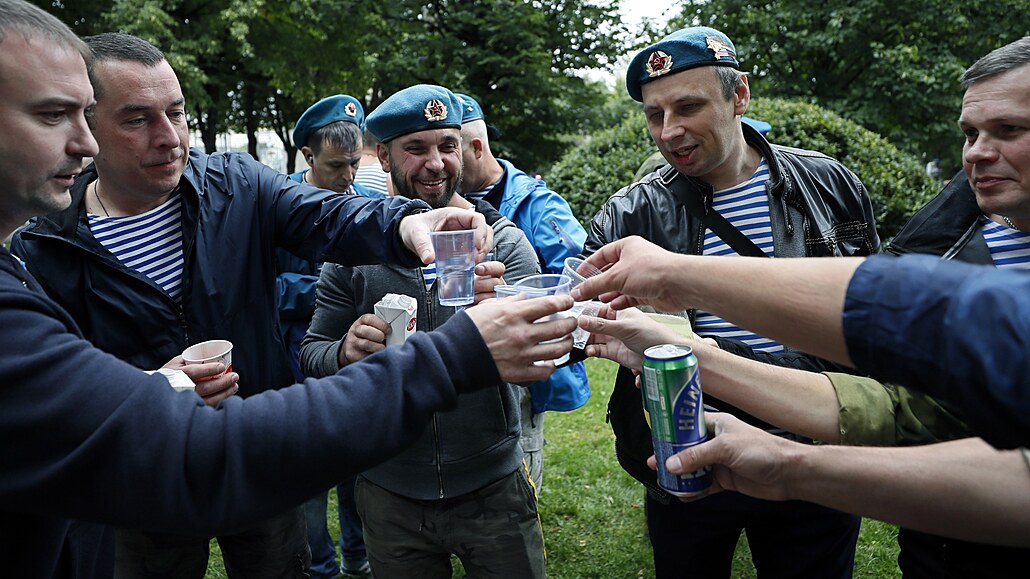 Den výsadkových vojsk. Bývalí výsadkáři popíjejí vodku v moskevském parku...