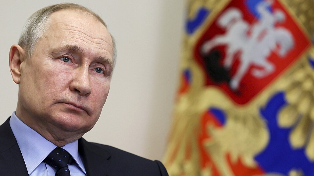 Ruský prezident Vladimir Putin během vládní videokonference ve své rezidenci...