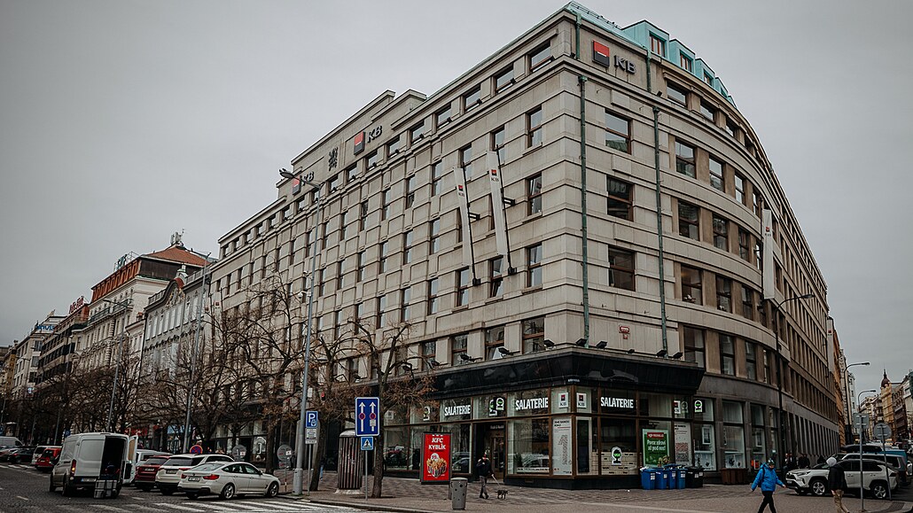 Budova Komer�ní banky se nachází na Václavském nám�stí, tém�� na dohled od...