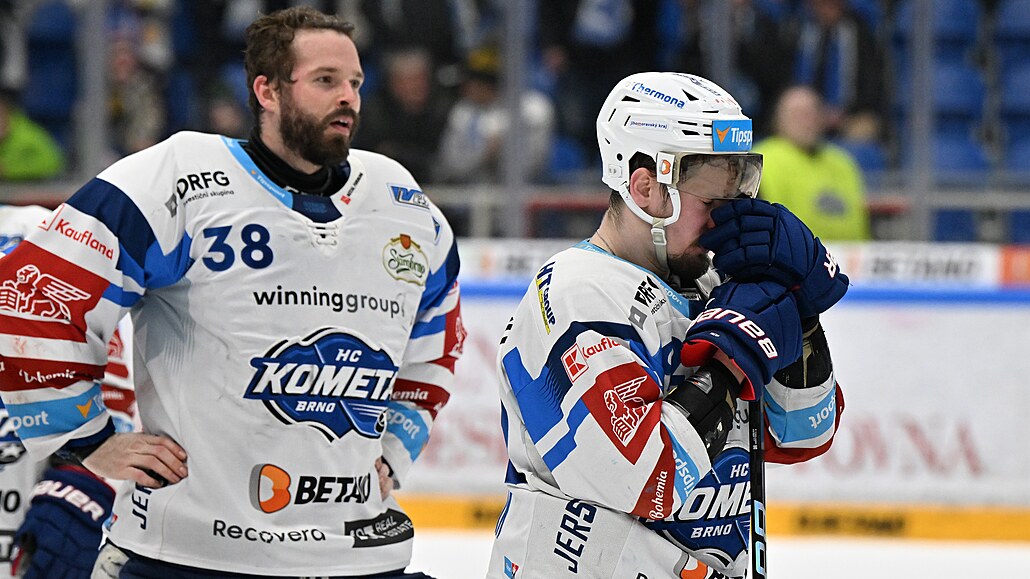 Brn�n�tí hokejisté Dominik Furch (vlevo) a Petr Holík reagují na vy�azení ve...
