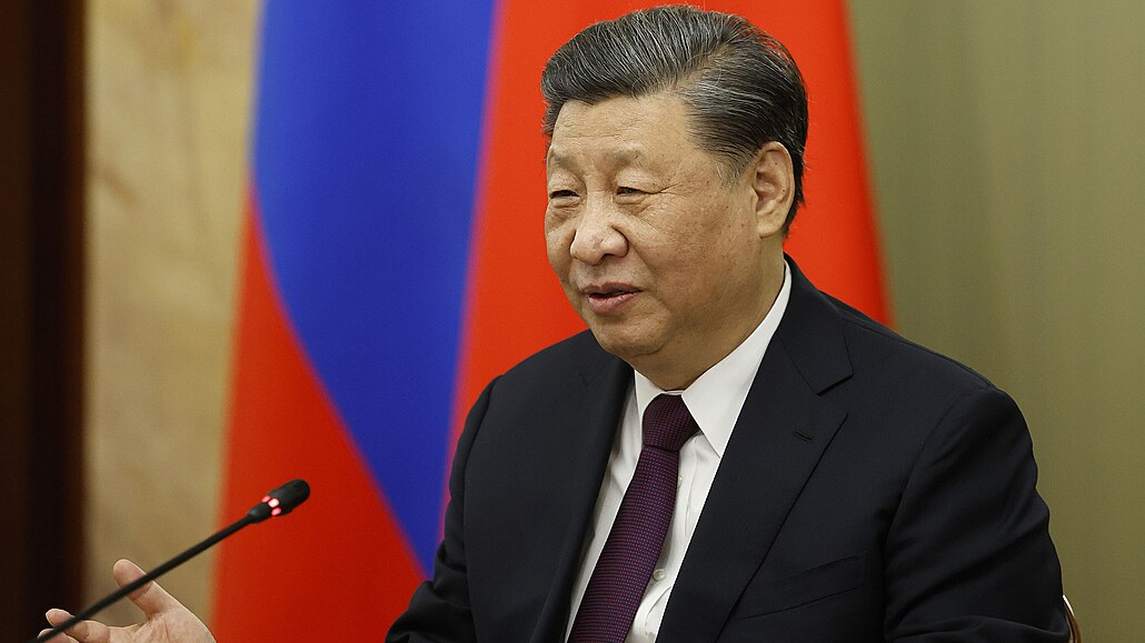 Čínský prezident Si Ťin-pching při rozhovoru s ruským premiérem Michailem...