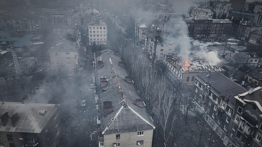 Kouř stoupá z hořících budov na leteckém pohledu nad Bachmutem, místem těžkých...