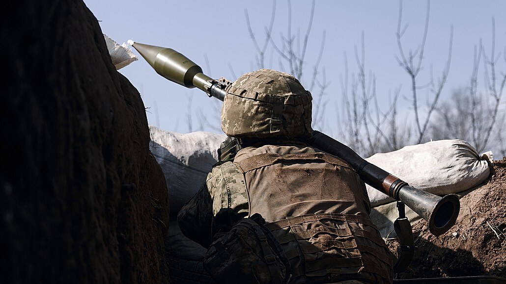 Ukrajinský voják střílí na frontové linii u Bachmutu v Doněcké oblasti. (24....