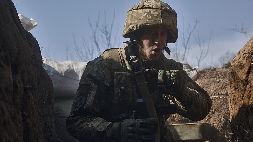Ukrajinský voják v zákopu na frontové linii nedaleko Bachmutu v Doncké oblasti...