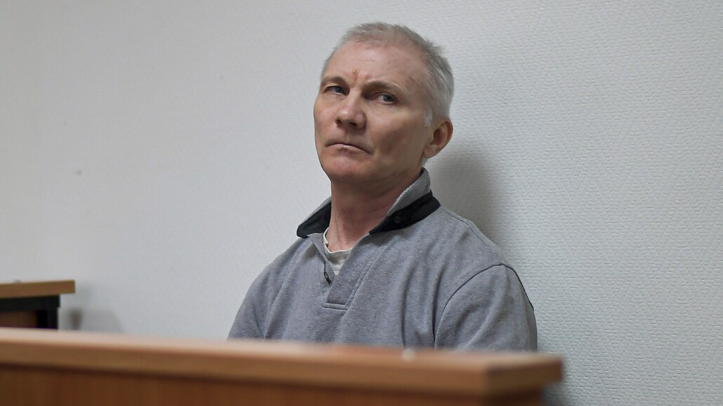 Alexej Moskalyov sedí v soudní síni v Jefremově v Tulské oblasti. (27. března...