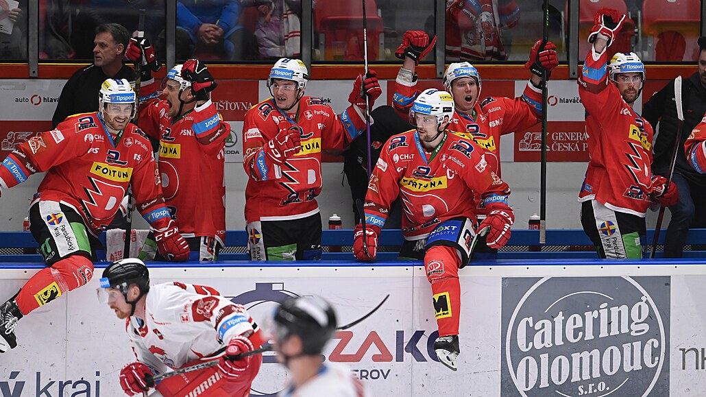Hokejisté Pardubic po �tvrtém vít�zství nad Olomoucí slaví postup do semifinále.