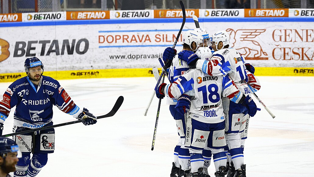 Hrá�i Komety se radují z branky do sít� Vítkovic.