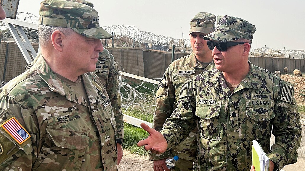P�edseda sboru ná�elník� �táb� USA armádní generál Mark Milley hovo�í s...