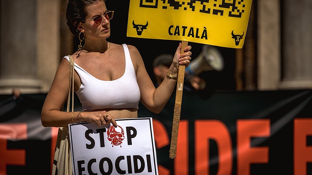 Aktivisté v Barceloně protestují proti změně klimatu. (20. srpna 2022)
