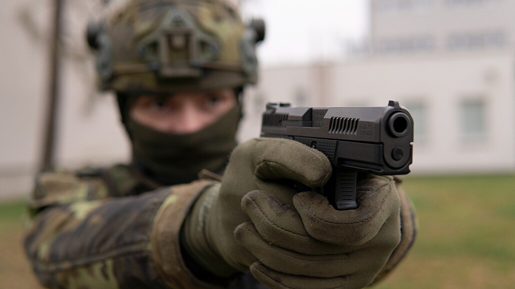 Armáda přezbrojuje jednotky novými pistolemi CZ P-10 C z dílen České zbrojovky.