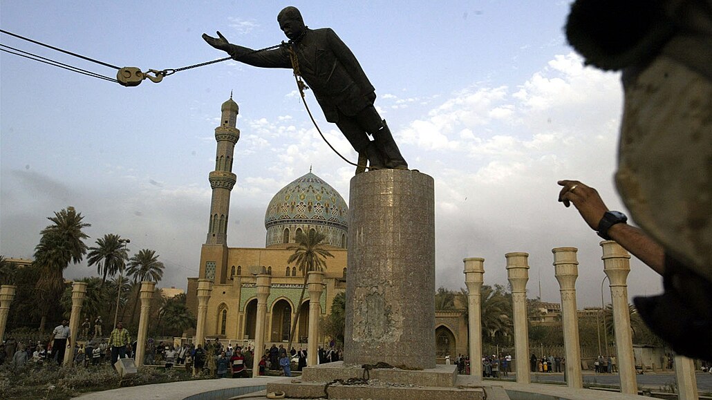 Svržení sochy Saddáma Husajna se stalo symbolem porážky iráckého režimu. (4....