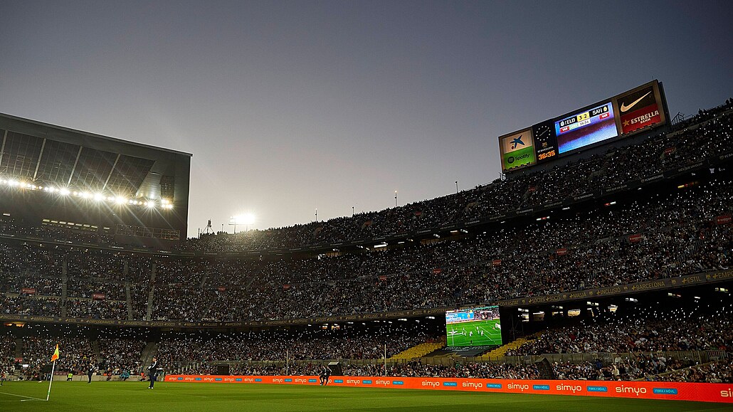 Pes 92 tisíc divák na stadionu Camp Nou sledovalo vrchol prvního roníku...