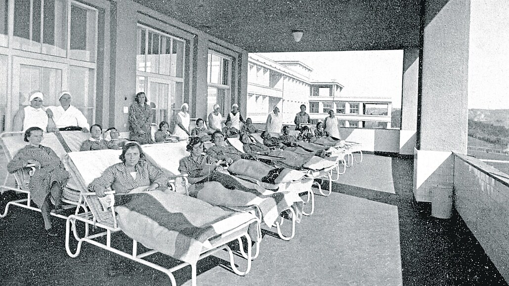 Pacientky s tuberkulózou v pra�ské Nemocnici Na Bulovce  ve 30 letech 20....