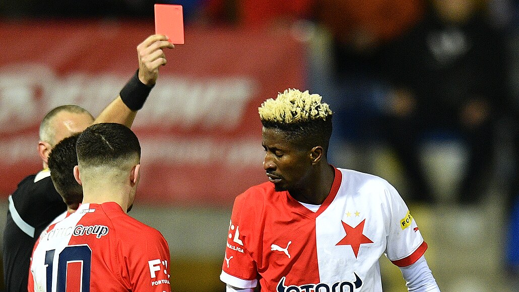 Slávistický zálo�ník Peter Olayinka v Liberci. Jeho negativní tvá� - práv�...