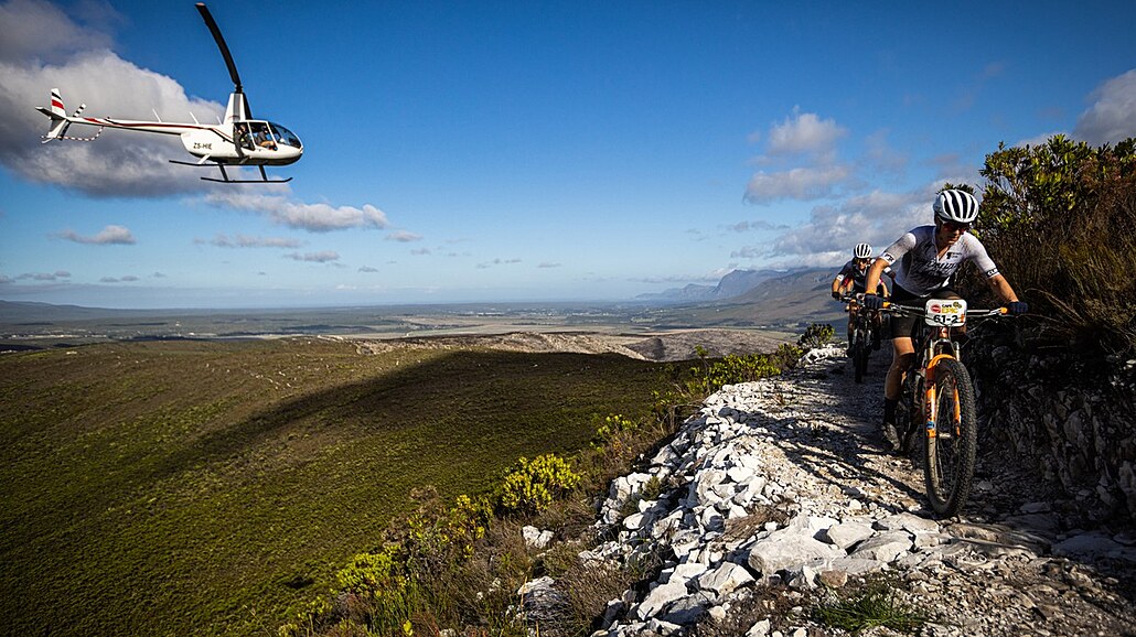 Kate�ina Nash na trati druhé etapy Cape Epic