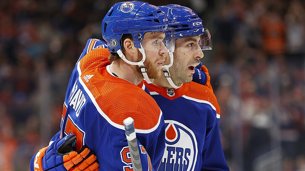 Connor McDavid (vlevo) a Evan Bouchard oslavují gól Edmonton Oilers.