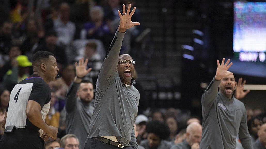 Mike Brown (uprost�ed) jako hlavní trenér Sacramento Kings, jeho asistent Jordi...