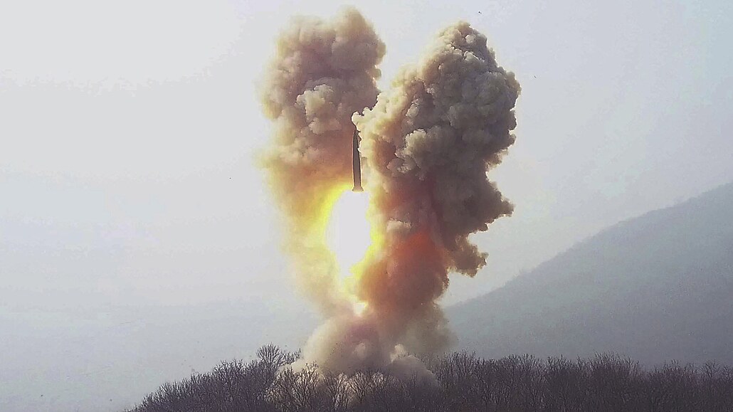 Severní Korea odpálila balistickou raketu. Podle agentury Reuters země...