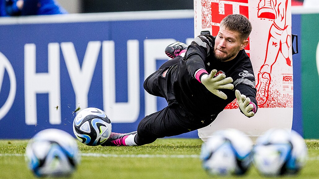 Gólman Tomá� Vaclík na tréninku fotbalové reprezentace.