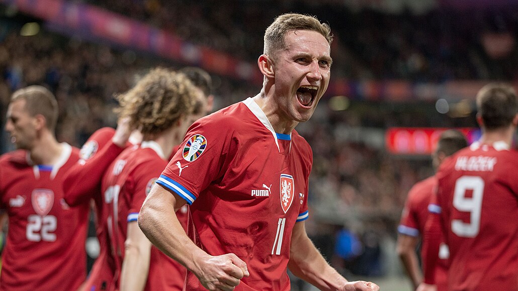 Jan Kuchta oslavuje třetí gól české reprezentace v duelu s Polskem.