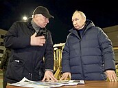 Ruský prezident Vladimir Putin na návštěvě Mariupolu. Vlevo ruský vicepremiér...