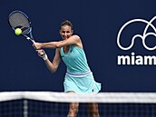 Karolína Plíšková returnuje na turnaji v Miami.
