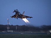 Letoun Eurofighter Typhoon britského Královského letectva startuje k hlídce na...