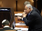 Izraelský premiér Benjamin Netanjahu při hlasování o zákonu , který blokuje...