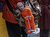 Putin v řetězech. Figurku ruského prezidenta jako vězně nosil jeden z účastníků...