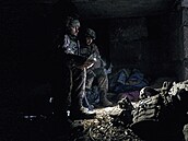 Ukrajinští vojáci odpočívají v úkrytu poblíž Bakhmutu. (7. března 2023)