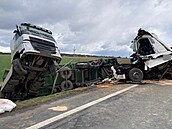 Jeden z kamionů se převrátil na bok na silnici, druhý skončil v příkopu. (28....